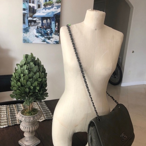 Authentic Chanel Flap Classic Quilted CC Shoulder Chain Bag - Picture 4 of 15